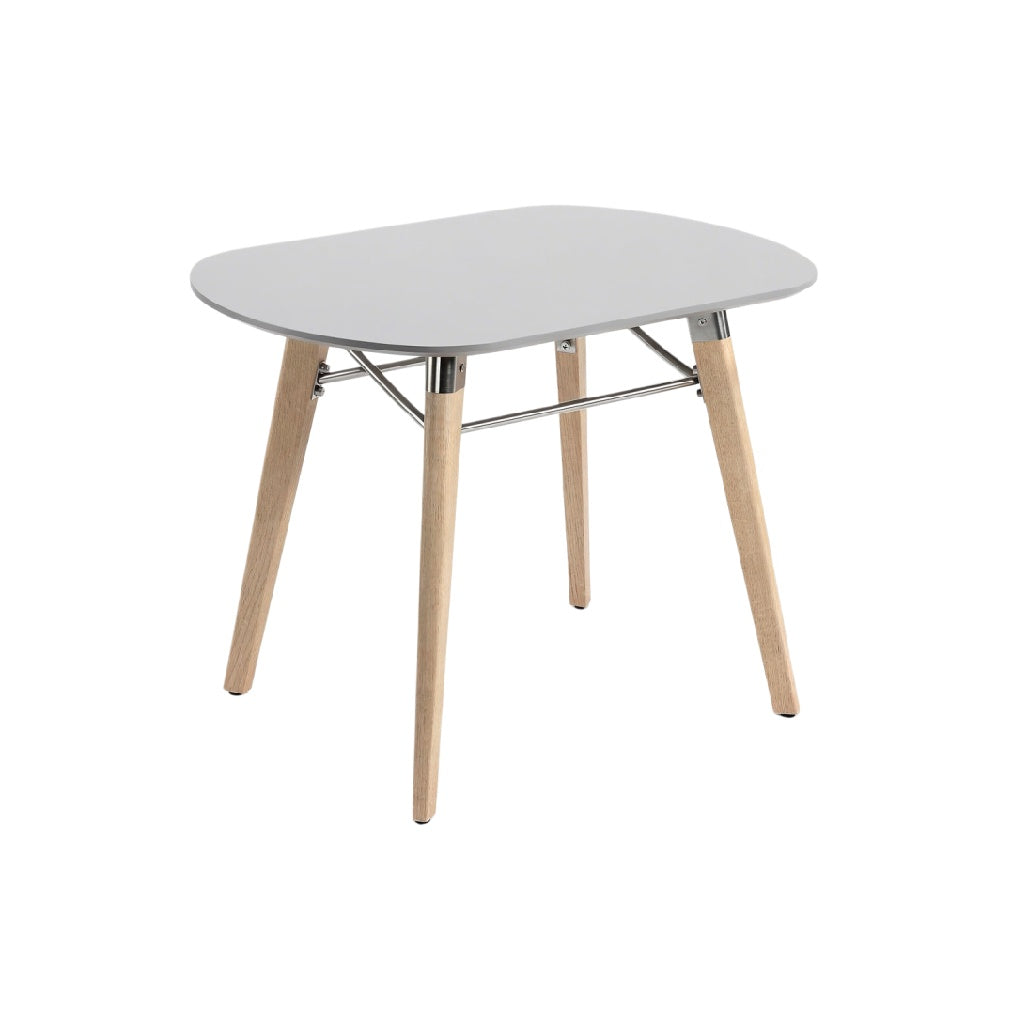 Moderne ovaalvormige eetkamertafel met houten poten en metalen verbindingsstukken