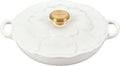 Le Creuset Handtekening geëmailleerd gietijzer bloemblaadje braadpan, 2.25qt., wit w/gouden knop